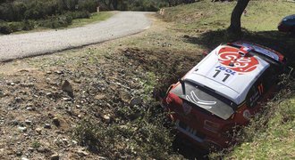 Velikán v problémech. Loeb v úvodu Korsické rallye uvízl v příkopu