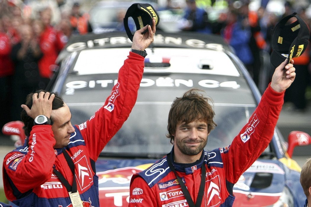 Pilot Sebastien Loeb (vpravo) a spolujezdec Daniel Elena se radují z výhry na Rallye Nový Zéland.