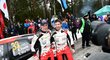 Britská posádka stáje Toyota v čele se závodníkem Elfynem Evansem (vlevo) slaví vítězství ve Švédské rallye