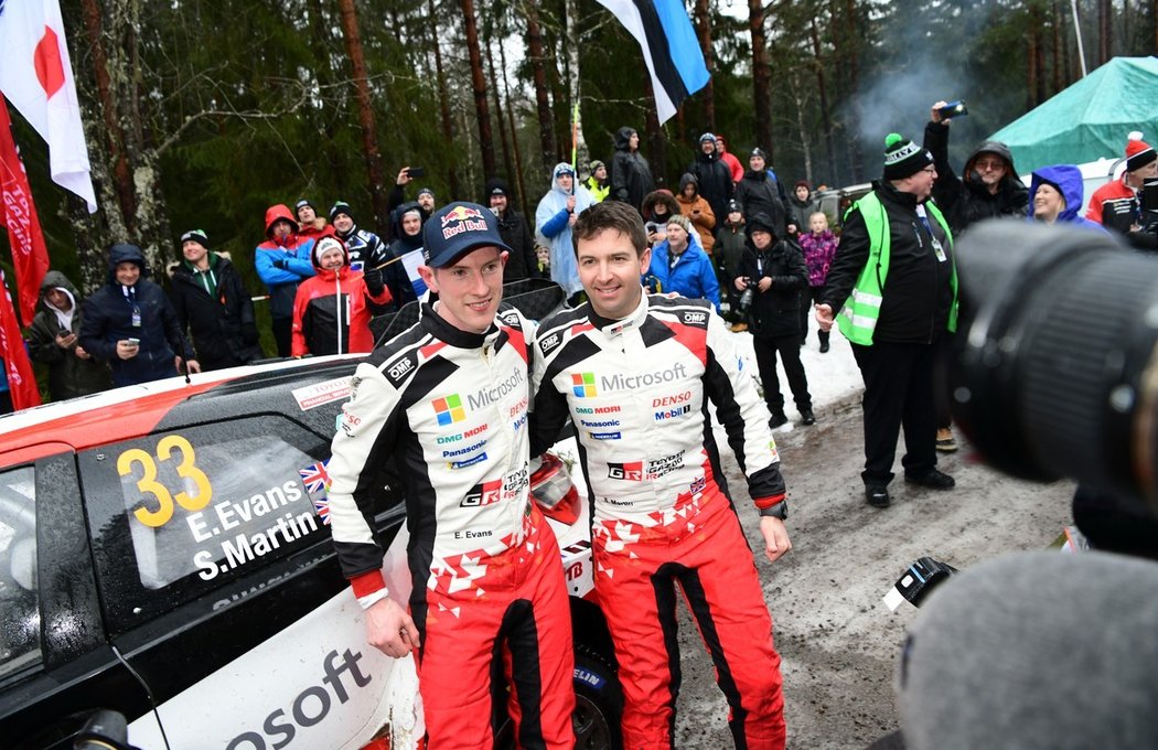 Britská posádka stáje Toyota v čele se závodníkem Elfynem Evansem (vlevo) slaví vítězství ve Švédské rallye
