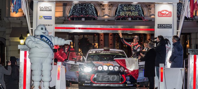 Thierry Neuville při včerejším startu Rallye Monte-Carlo