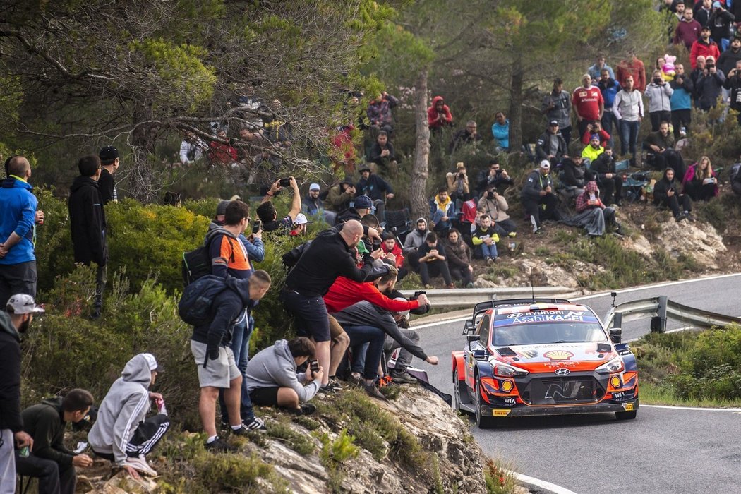 Ve Španělsku na rallye Katalánska obhájil prvenství na  z roku 2019 Belgičan Thierry Neuville a vybojoval 15. vítězství v kariéře