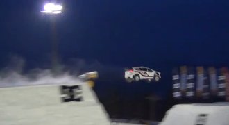 Rallyeový jezdec Östberg skočil s autem na sněhu 60 metrů