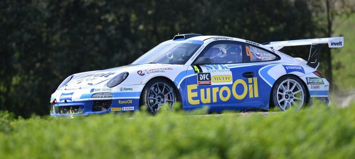 Václav Pech ve svém Porsche na trati Rallye Příbram