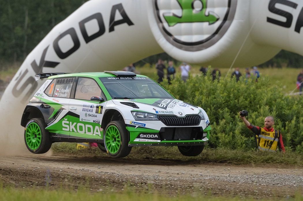 Jan Kopecký si na okruhu v Sosnové na Českolipsku vedl ze všech nejlépe a po prvním dnu vede Rallye Bohemia