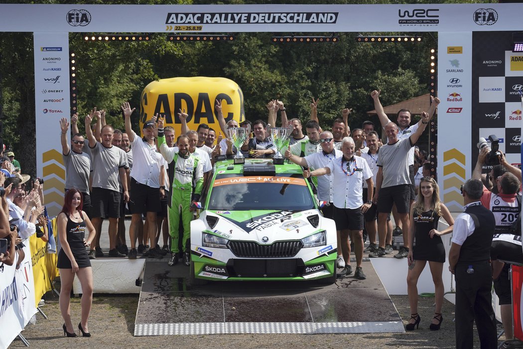 Tým Škoda Motorsport slaví výhru Jana Kopeckého na Německé rallye