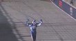 Šílenec Travis Pastrana plachtil s autem 82 metrů