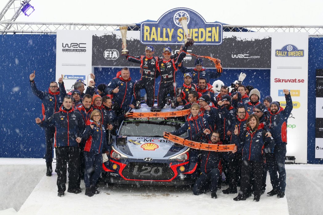 Thierry Neuville se svým týmem slaví výhru ve Švédské rallye