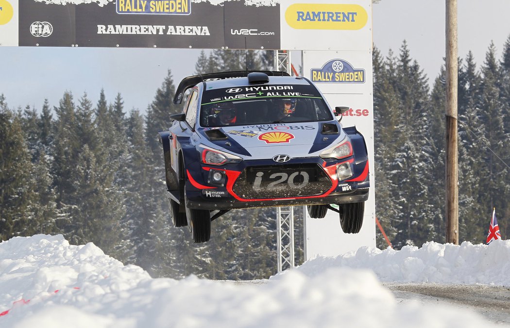 Thierry Neuville předvedl i takhle parádní skok