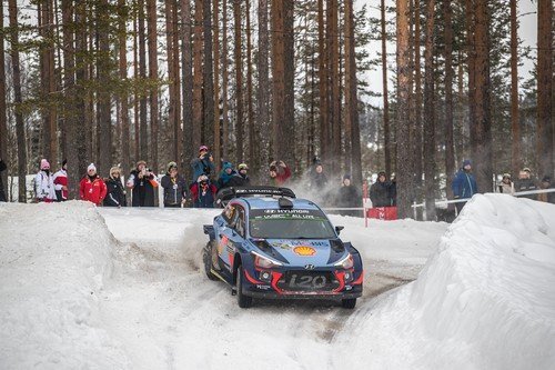 Thierry Neuville si zatím ve Švédsku vede znamenitě