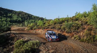 Lídr Turecké rallye Neuville odstoupil z etapy, ztratil i Ogier