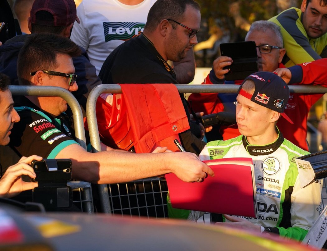 Kalle Rovanperä se při zahájení Katalánské rallye podepisuje fanouškům