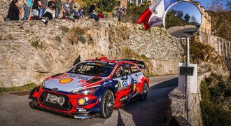 Neuville útočí na Korsice na výhru, Ogier se posunul na třetí místo