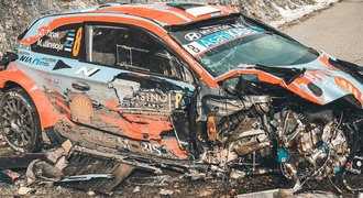 Tänak při drsné nehodě zničil auto, v Monte Carlu vede Ogier