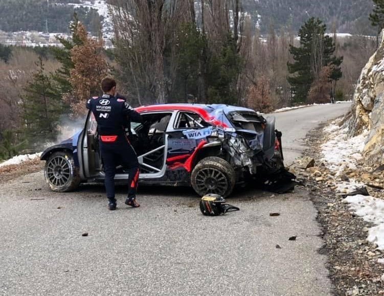 Ott Tänak i jeho navigátor jsou po nehodě v pořádku