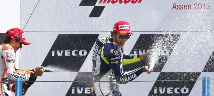 Rossi slaví na stupních vítězů.