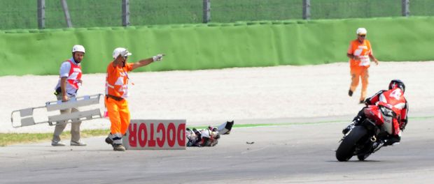 K vážně zraněnému Tomizawovi se blíží pomoc K vážně zraněnému Tomizawovi se blíží pomoc