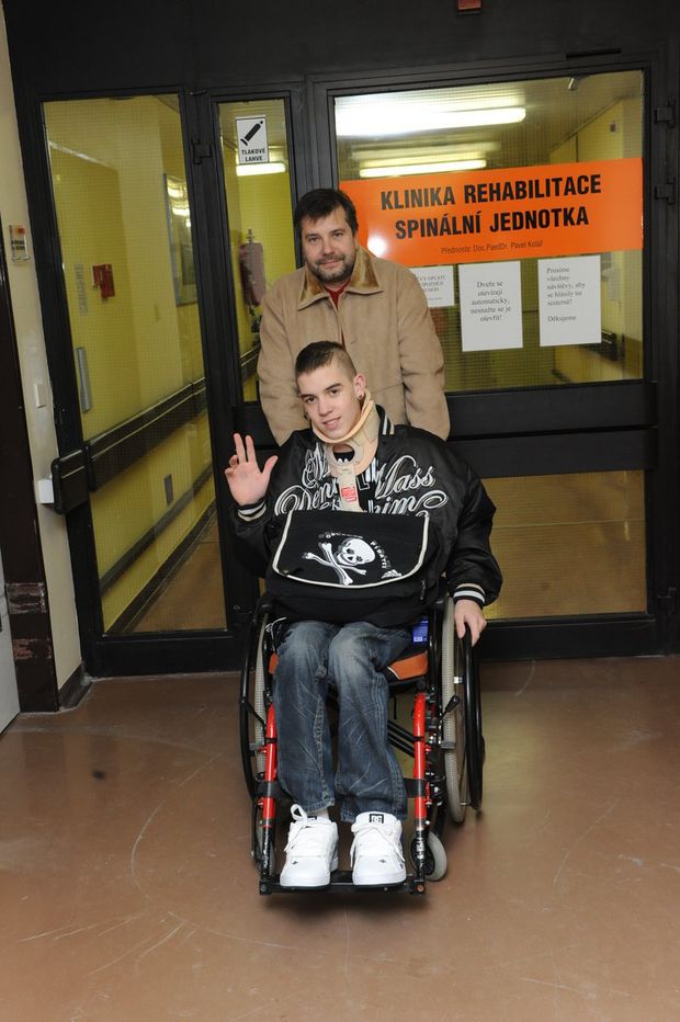 Lukáš Šembera po dlouhých měsících opouští zdi nemocnice Lukáš Šembera po dlouhých měsících opouští zdi nemocnice