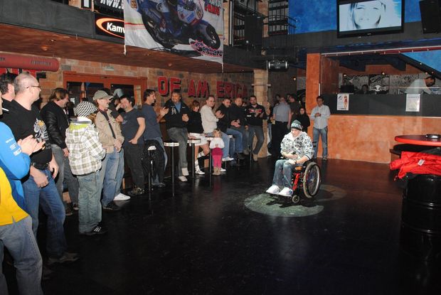 Další party uspořádáme, až se znovu postavím na nohy, slíbil Lukáš Šembera svým přátelům na včerejším setkání v klubu XXL Další party uspořádáme, až se znovu postavím na nohy, slíbil Lukáš Šembera svým přátelům na včerejším setkání v klubu XXL