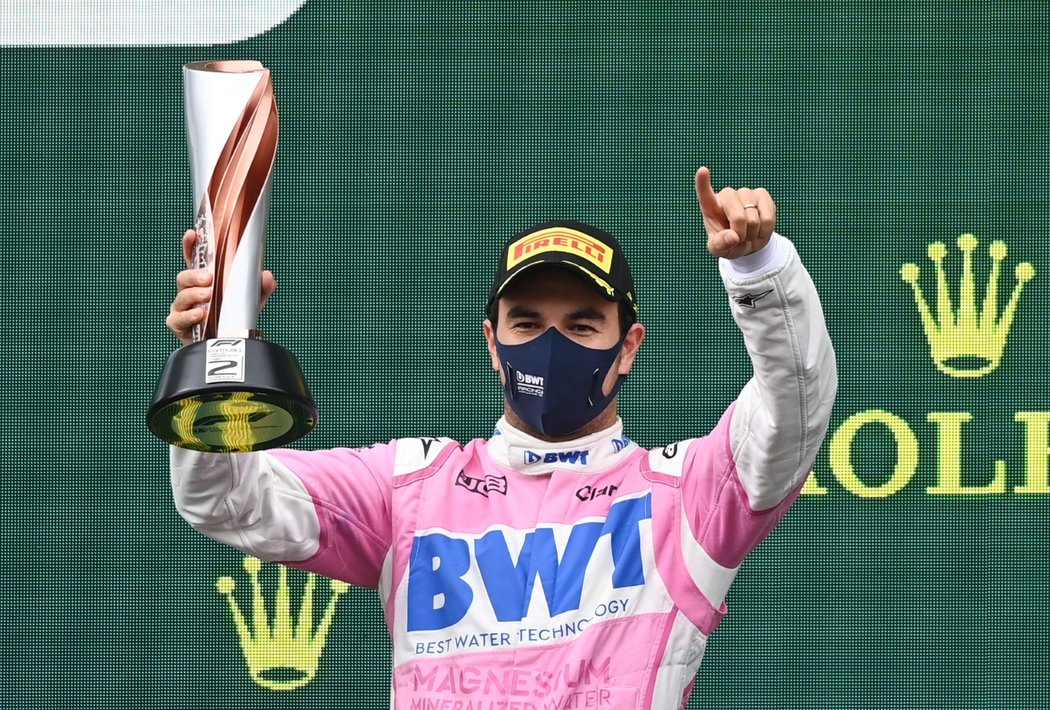 Mexický pilot Sergio Pérez nahradí v příští sezoně Alexandra Albona v kokpitu vozu týmu Red Bull ve formuli 1.