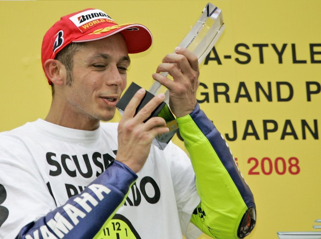 Ital Valentino Rossi s vítěznou trofejí.