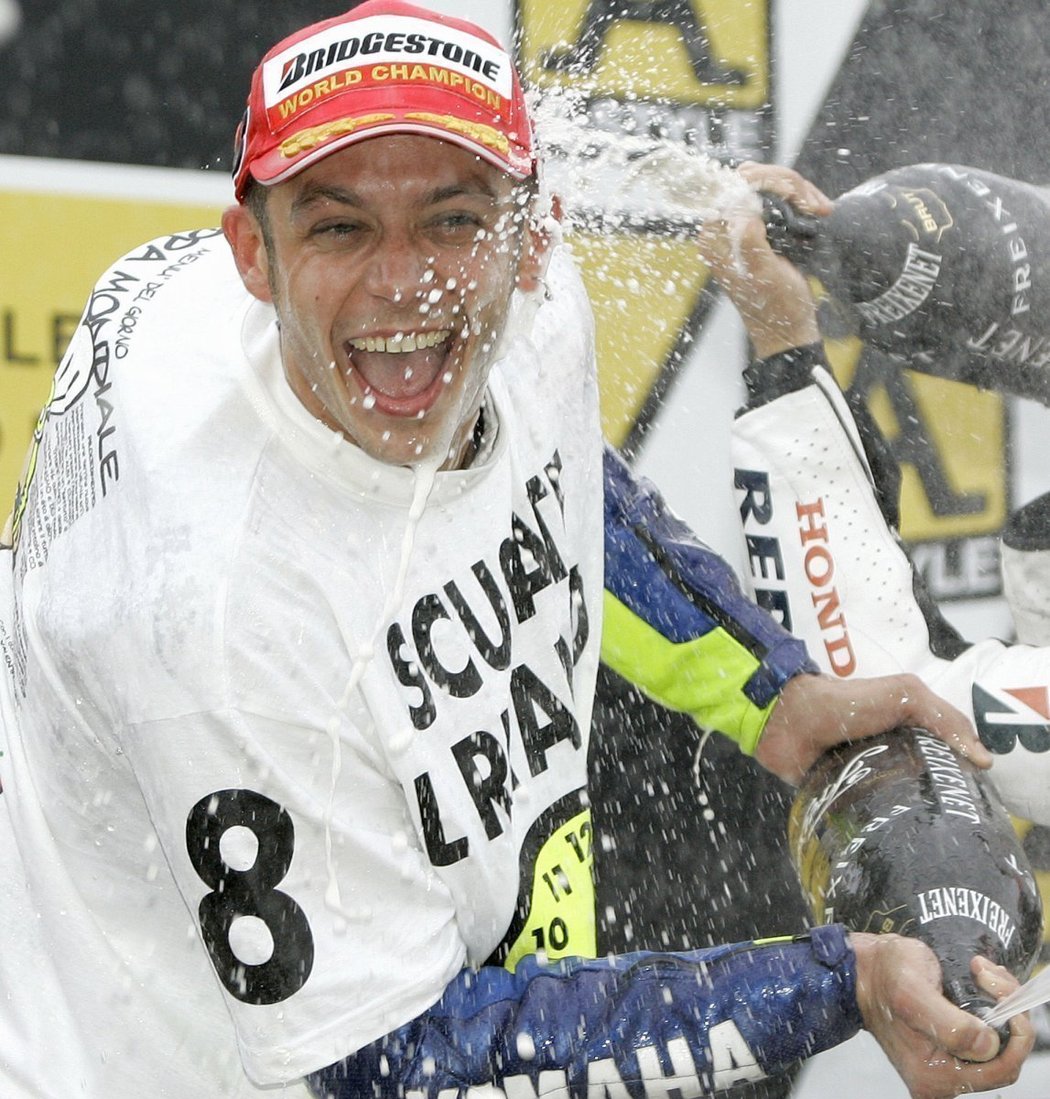 Valentino Rossi oslavuje vítězství v Japonsku.
