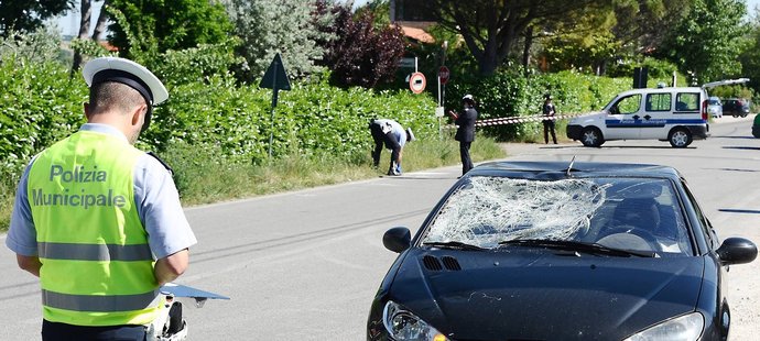Policista vyšetřuje nehodu, při níž utrpěl těžká zranění motocyklový šampion Nicky Hayden.