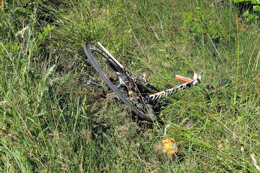 Kolo motocyklového závodníka Nickyho Haydena, který po srážce s autem utrpěl vážná zranění.