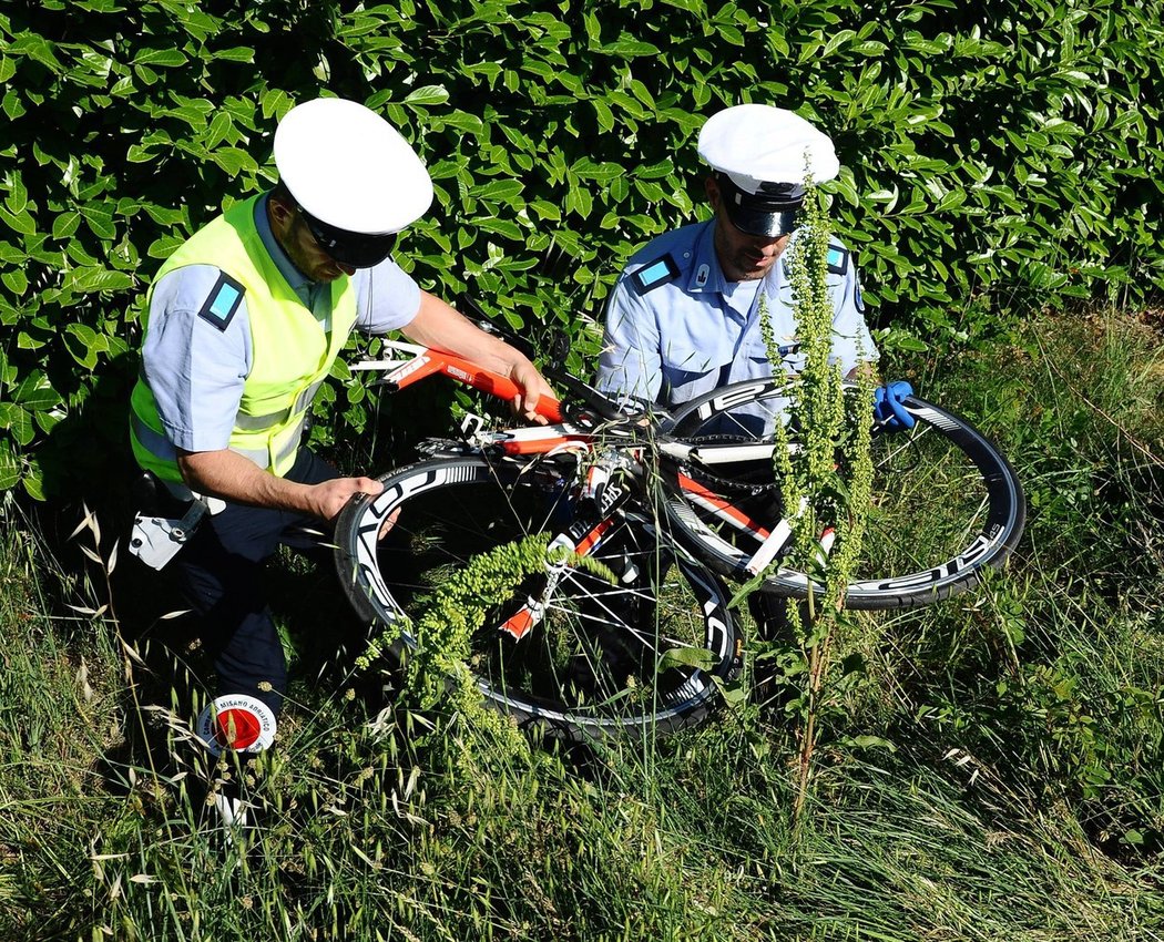 Policisté zkoumají rozbité kolo motocyklového závodníka Nickyho Haydena.