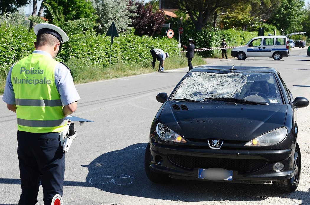 Policista vyšetřuje nehodu, při níž utrpěl těžká zranění motocyklový šampion Nicky Hayden.