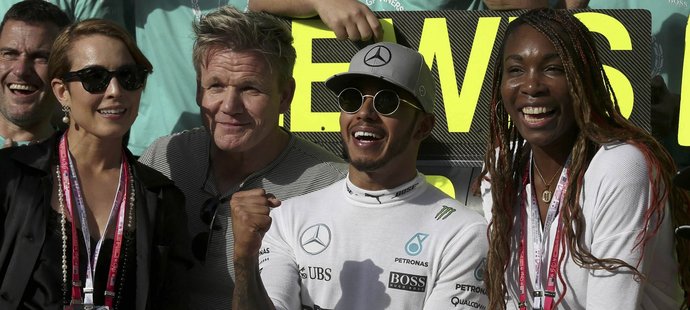 Vítěz Velké ceny USA 2016 Lewis Hamilton, tenistka Venus Williamsová (vpravo), herečka Noomi Rapaceová (zcela vlevo) a kuchař Gordon Ramsey.