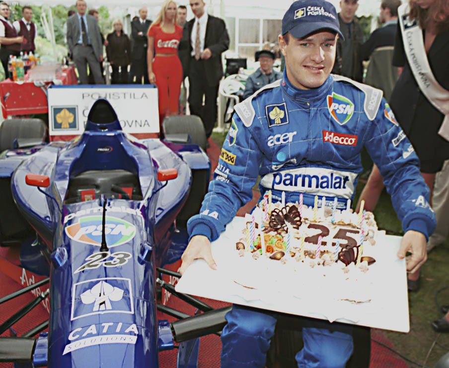 Před Velkou cenou Itálie F1 představil Tomáš Enge svůj monopost. Součástí oslavy byl i dort k pětadvacátým narozeninám.