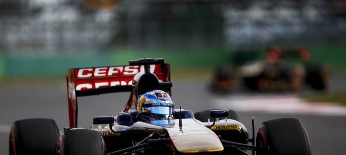 Monopost Toro Rosso (na snímku pilot Jean-Éric Vergne) bude v příští sezoně řídit ruský mladíček.