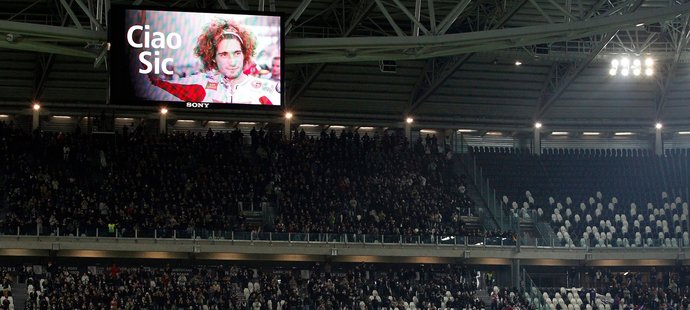 Italští fanoušci se loučí se zesnulým jezdcem Marcem Simoncellim