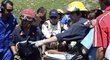 Záchranáři transportují do nemocnice Guida Falaschiho po nehodě v sérii Turismo Carretera