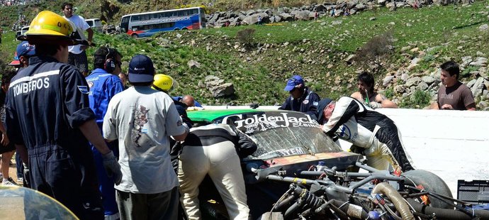 Záchranáři se snaží dostat z trosek vozu argentinského pilota Guida Falaschiho
