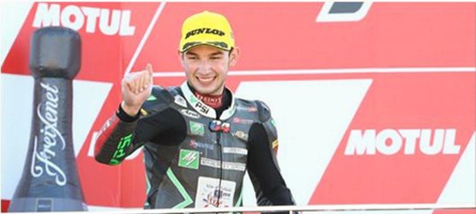Jakub Kornfeil se raduje ze třetího místa v závěrečném závodě sezony ve Valencii