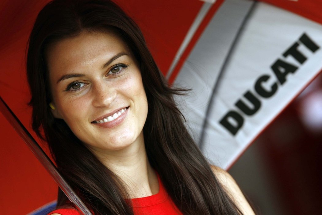 Další z krásných dívek, tentokrát u stáje Ducati.