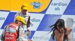 Vítěz závodu do 125 ccm Sandro Cortese (vzadu) a druhý v pořadí Johann Zarco kropí šampaňským jednu z hostesek