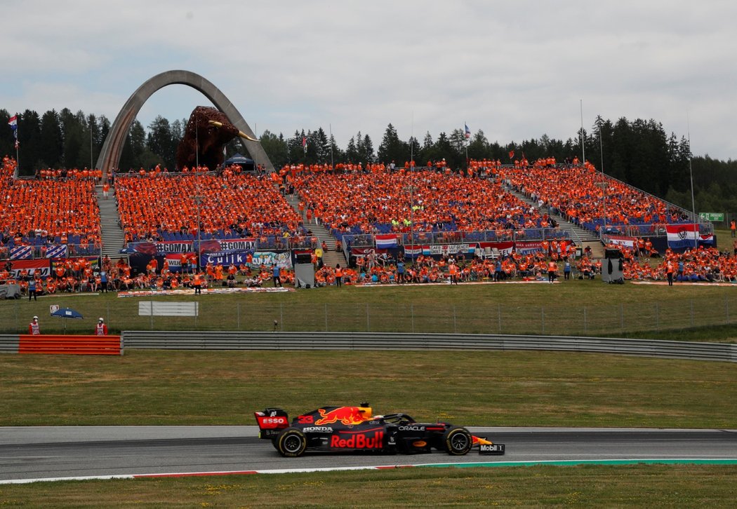 Max Verstappen uspěl v Rakousku, kam dorazilo spoustu Nizozemských fanoušků