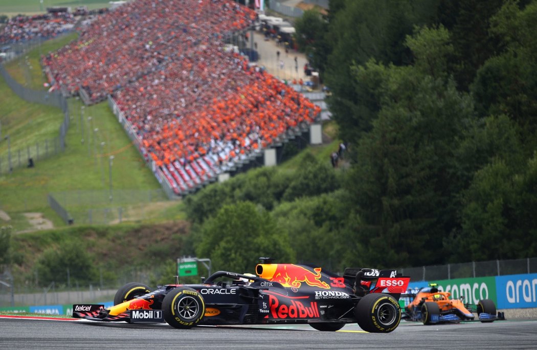 Max Verstappen uspěl v Rakousku, kam dorazilo spoustu Nizozemských fanoušků