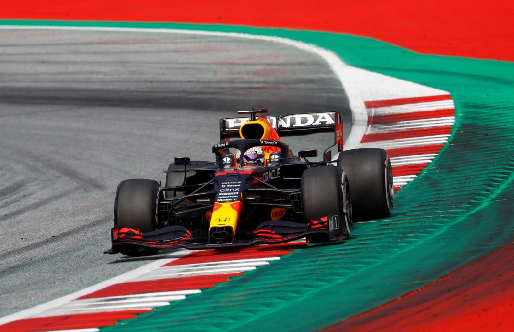 Max Verstappen ovládl třetí velkou cenu v řadě