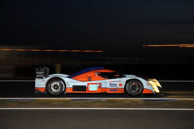 Vůz posádky Tomáš Enge, Jan Charouz a Stefan Mücke na trati automobilového závodu 24 hodin Le Mans. Vůz posádky Tomáš Enge, Jan Charouz a Stefan Mücke na trati automobilového závodu 24 hodin Le Mans.