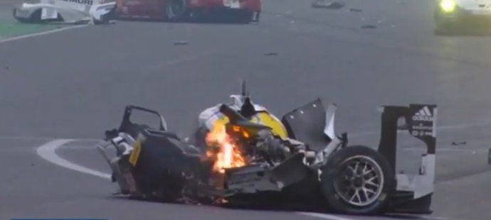 Mark Webber naštěstí vyvázl bez vážných zranění.