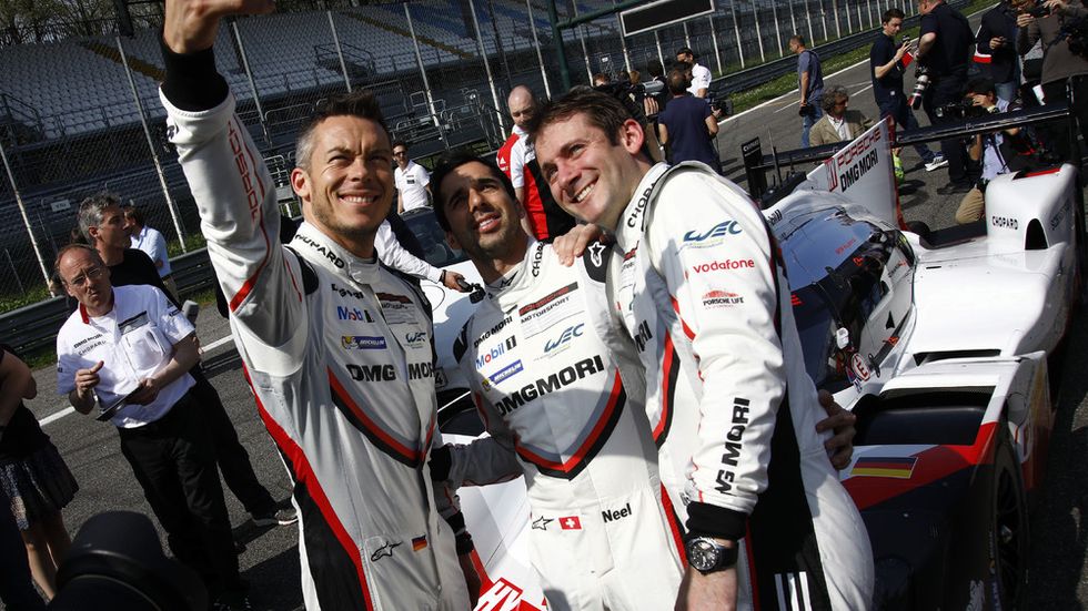 André Lotterer (vlevo) se fotí na prologu v Monze s kolegy Neelem Janim a Nickem Tandym