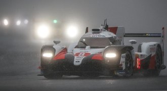 Zasněžený závod ve Spa ukončily červené vlajky, Alonso vítězem