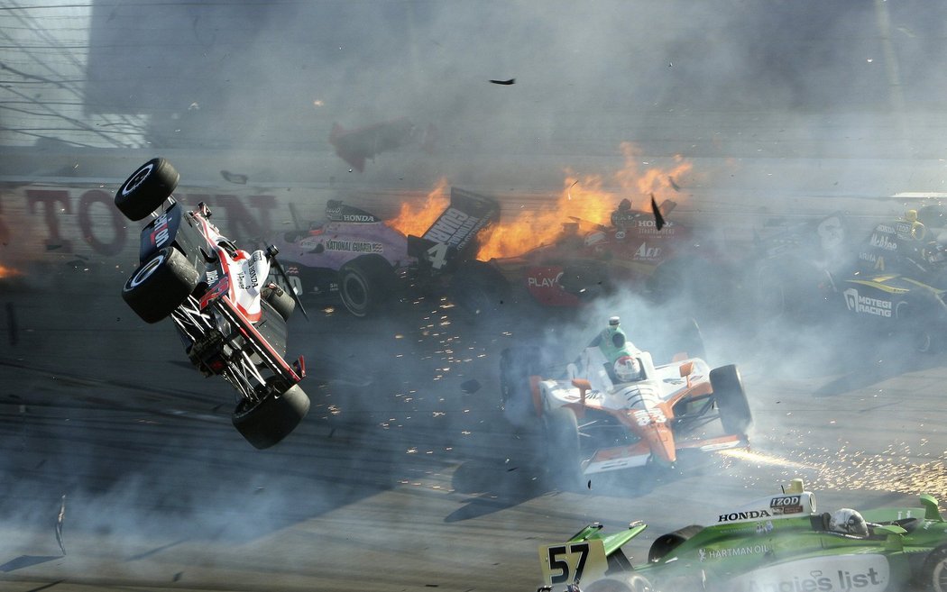 Takhle letělo vzduchem auto Dana Wheldona, který zemřel při nehodě na závodech Indy Car v Las Vegas