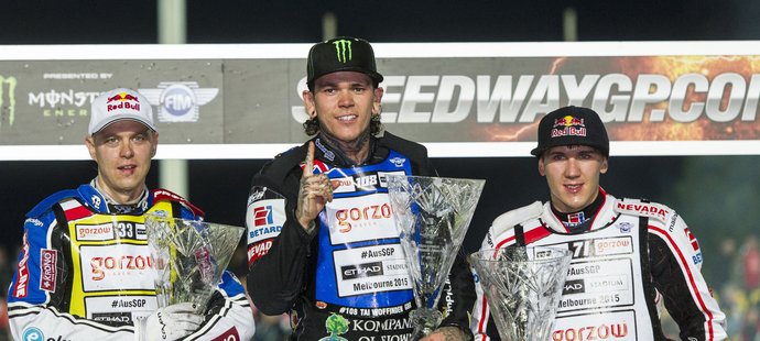 Zleva Jaroslav Hampel z Polska, Tai Woffinden z Velké Británie a Maciej Janowski z Polska na stupních vítězů.