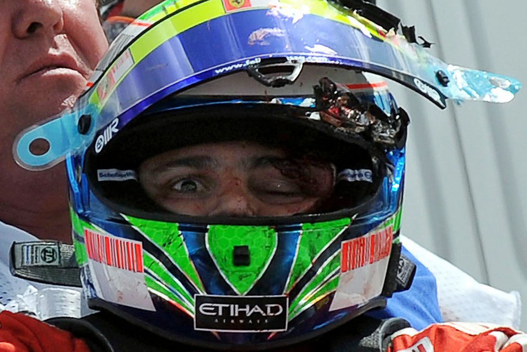 Felipe Massa po zásahu pružinou z před ním jedoucího monospostu
