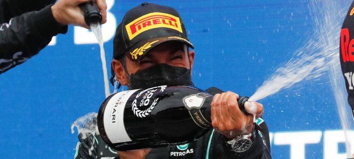 Rekordní sté vítězství Lewis Hamilton pořádně oslavil